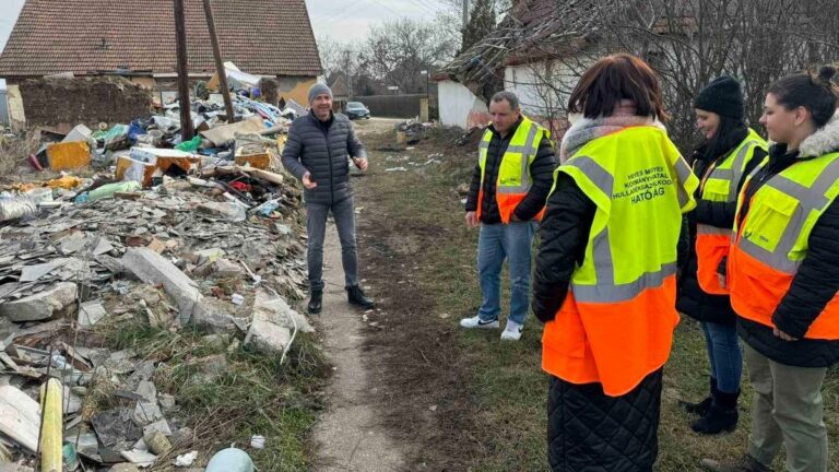 Földi Csaba (balról) megdöbbentő méretű belterületi illegális hulladékhegyet mutat a hulladékgazdálkodási hatóság munkatársainak Fotó: Karácsond Község Hivatalos Oldala / Facebook