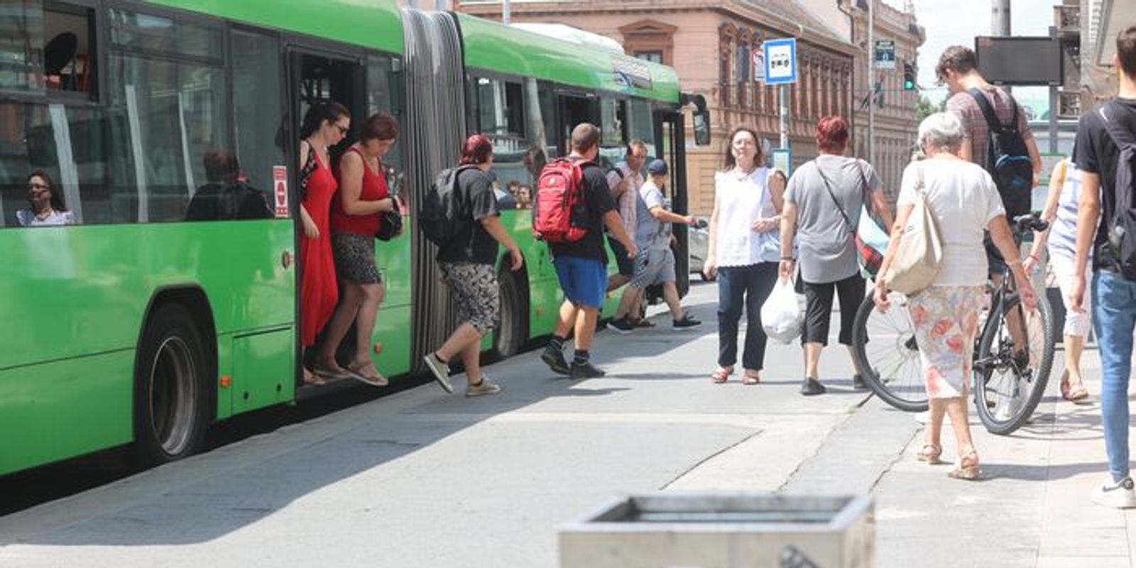 "A szakszervezet szerint a sofőrök átverve érzik magukat, mert a városvezetés nem teljesítette a megígért, saját önkormányzati határozatukban foglalt 9 százalékos béremelést..."