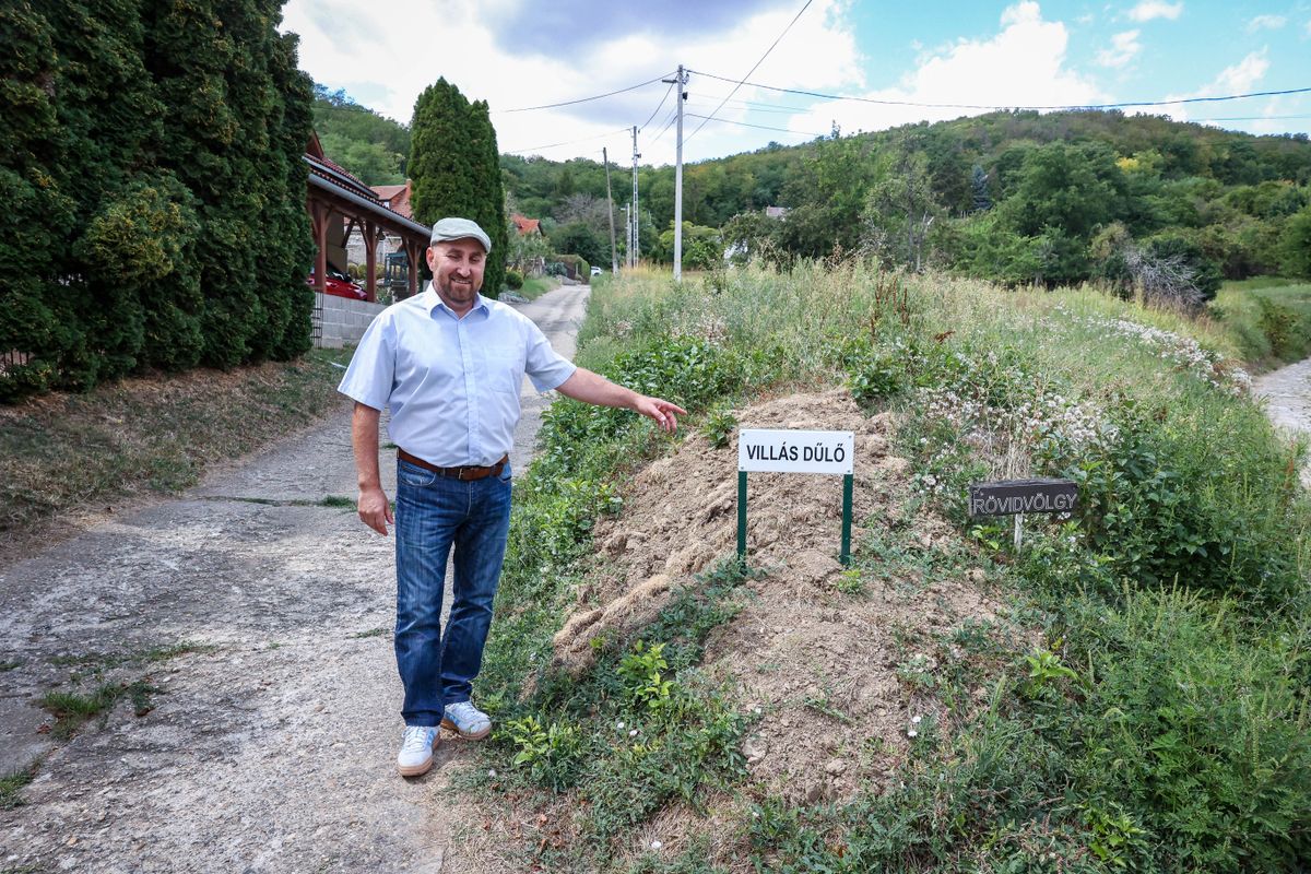 Már az új táblák is kikerültek. Mostantól a korábbi Rövidvölgy egy része például Villás-dűlő néven Fotó: Denes Martonfai