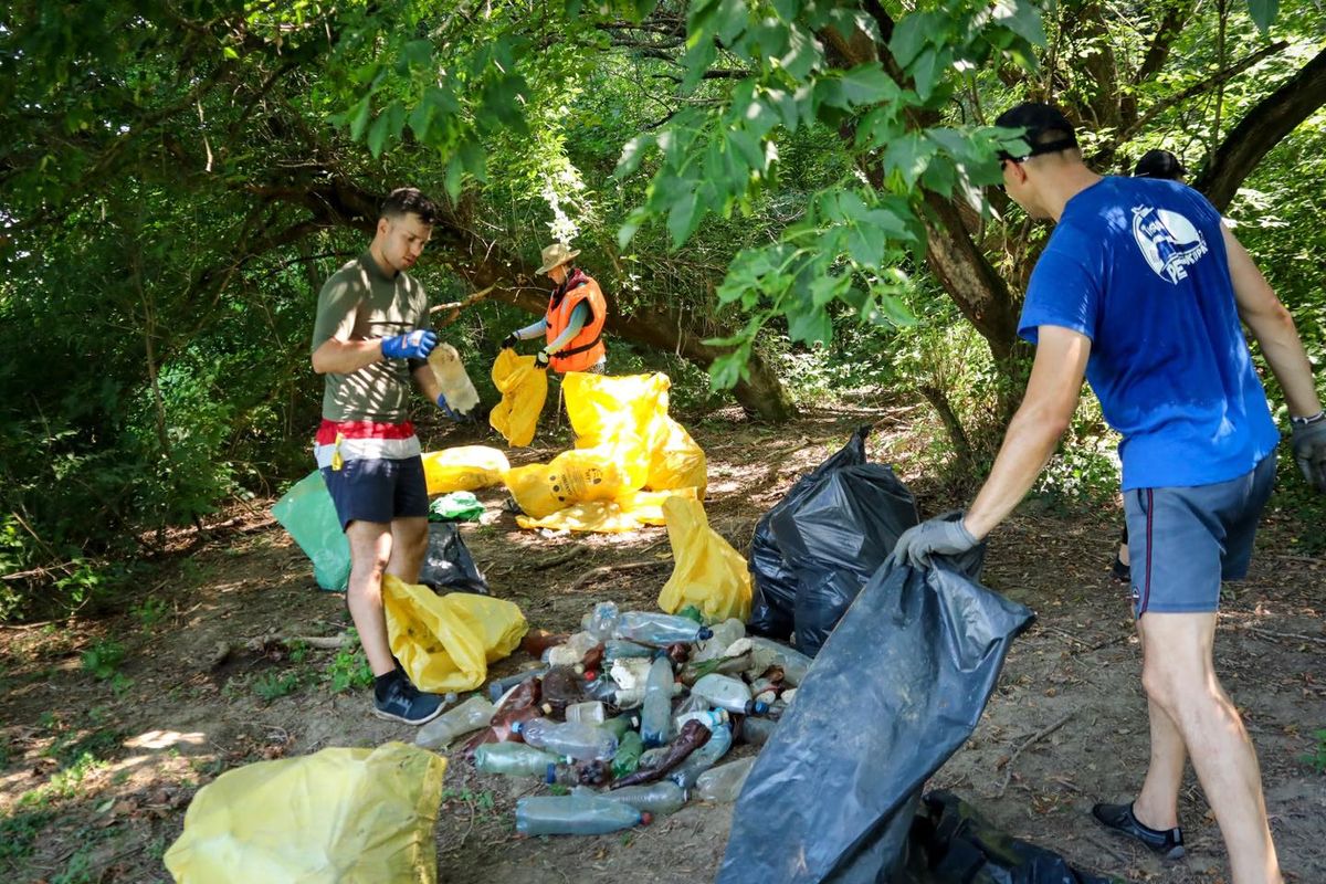A vízmintavételre a Tiszai PET Kupán a PETII hulladékgyűjtőhajó anyahajó fedélzetéről került sor. Mikroműanyagokat ezúttal is találtak Fotó: PET Kupa
