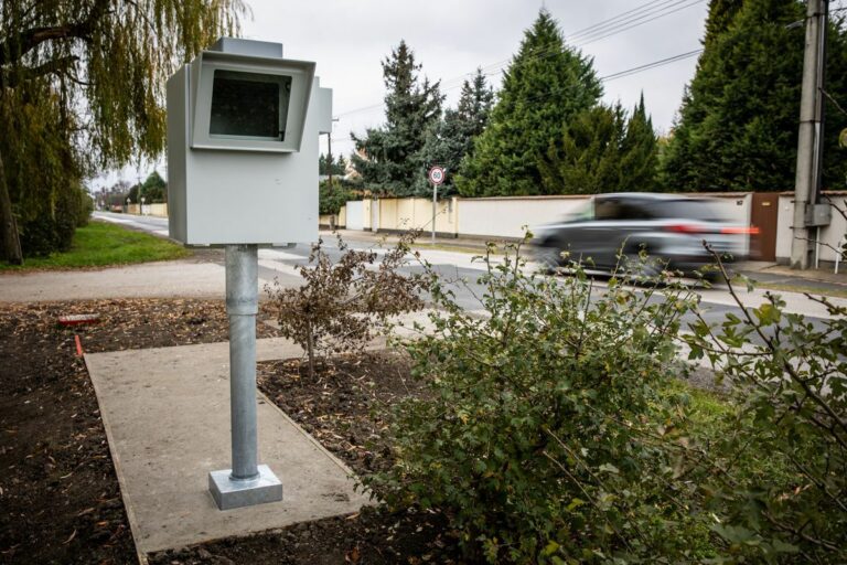 Nehéz megállapítani melyik igazi traffipax és melyik az áltraffipax Fotó: Bencsik Ádám / Forrás: sonline.hu