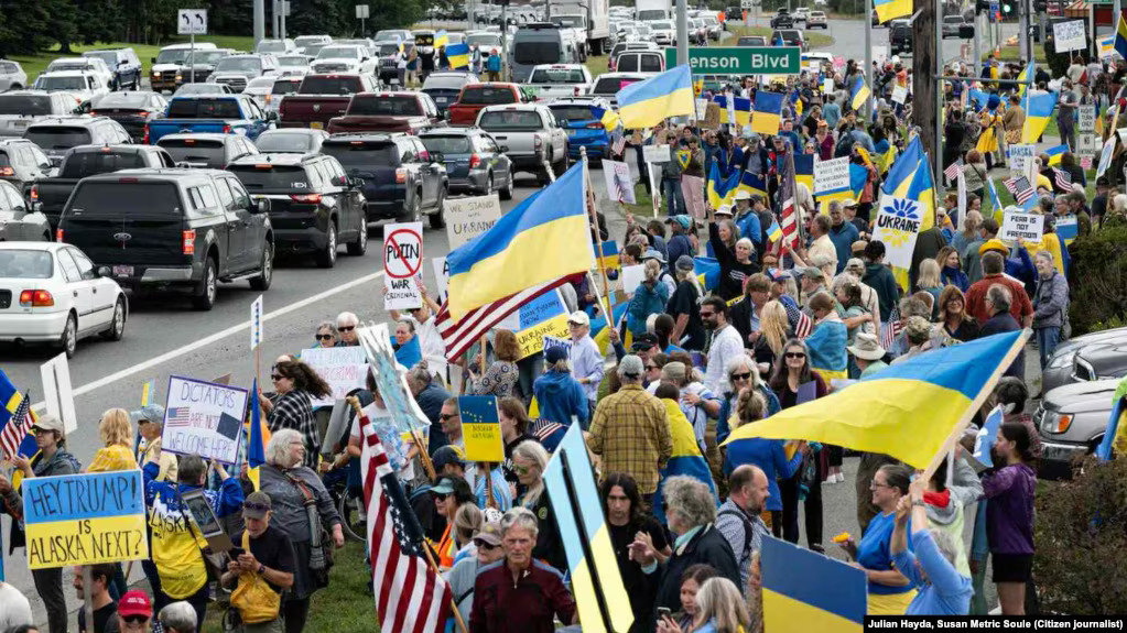 "A demonstrálók ukrán zászlókat és figyelemfelkeltő feliratokat tartottak a magasba..."