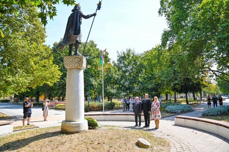 Az augusztus 20-i ünnep alkalmából tavaly Szekszárd önkormányzatának vezetése megkoszorúzta a városközpontban található Szent István szobrot Fotó: Kiss Albert
