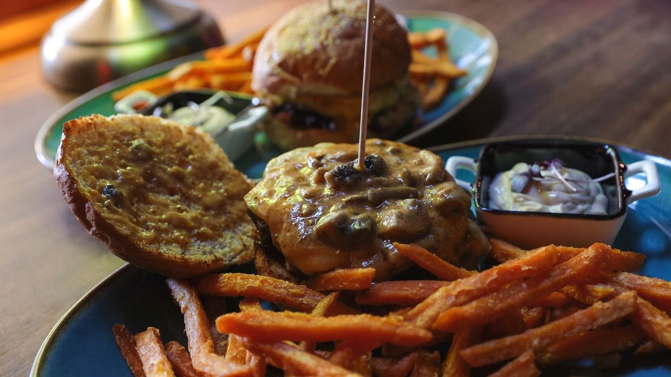 "...élelmiszerek, amelyek több lépésben, ipari körülmények között készülnek, gyakran laborban előállított adalékokkal, mesterséges aromákkal, emulgeálószerekkel vagy színezékekkel dúsítva..."