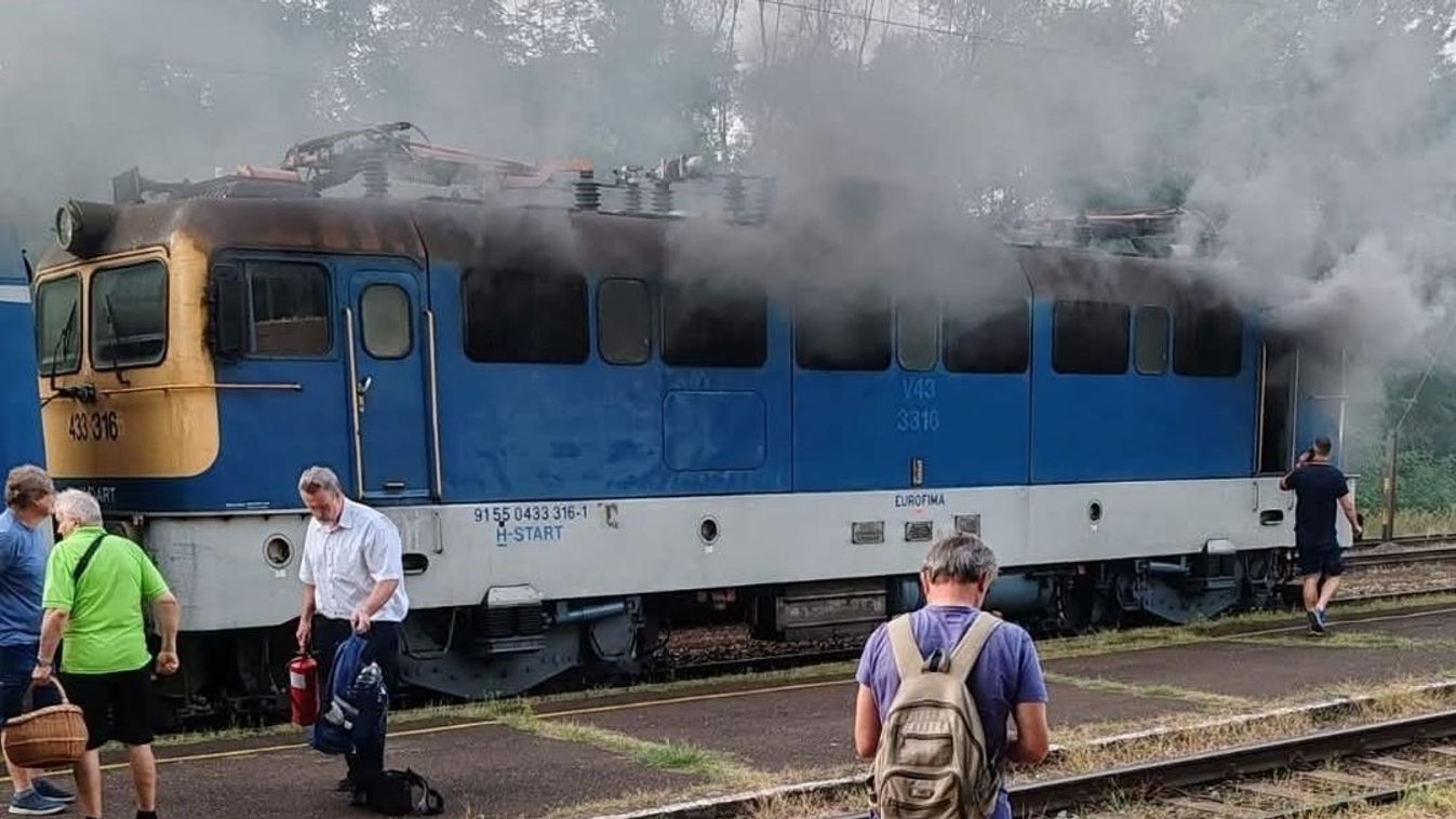 A kigyulladt mozdony. Fotó: Olvasói fotó