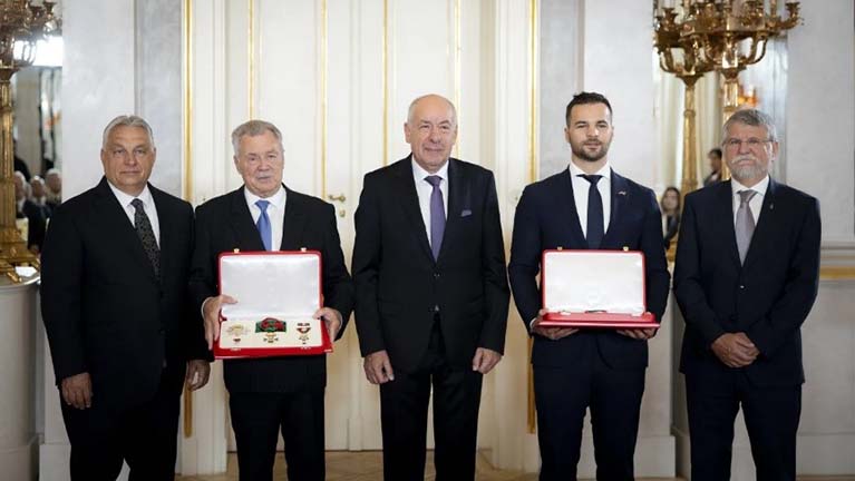 Véletlen gesztus vagy a múlt pragmatikus értékelése?