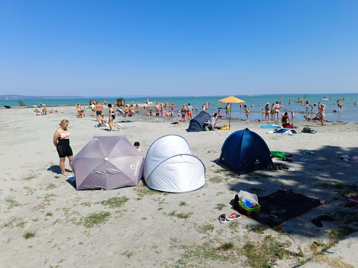 Csökken a Balaton vízszintje, Siófokon így strandolnak az emberek Fotó: Krausz Andrea