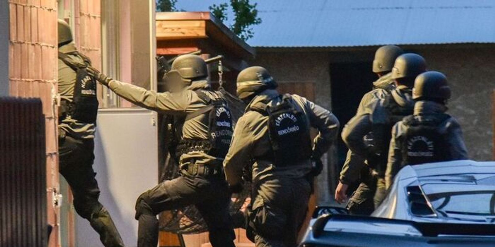 Kígyó bandáját bilincsben vitte el a Kobra Egerből