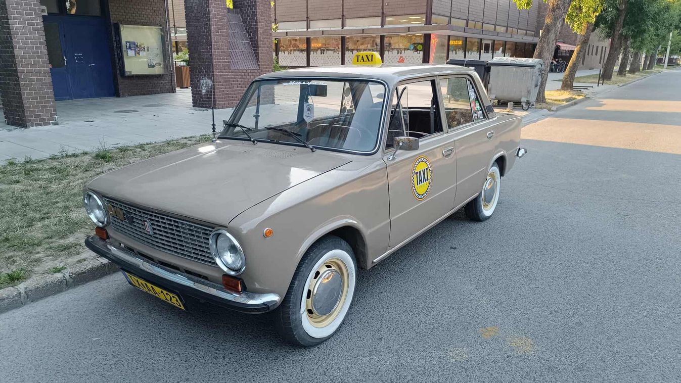 A jármű talán egy videófelvétel kelléke lehetett? Fotó: Mártonfai Dénes