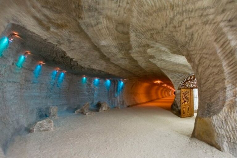 "...a település polgármestere szerint a kitermelést új technológiákkal indítják újra, és a tervek szerint évi 15 ezer tonna só kerülhet piacra..."