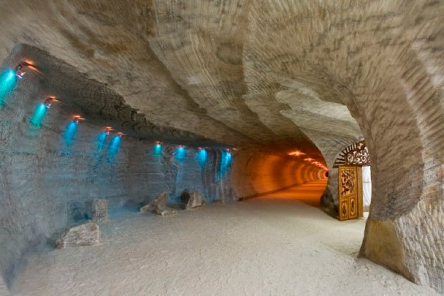 "...a település polgármestere szerint a kitermelést új technológiákkal indítják újra, és a tervek szerint évi 15 ezer tonna só kerülhet piacra..."