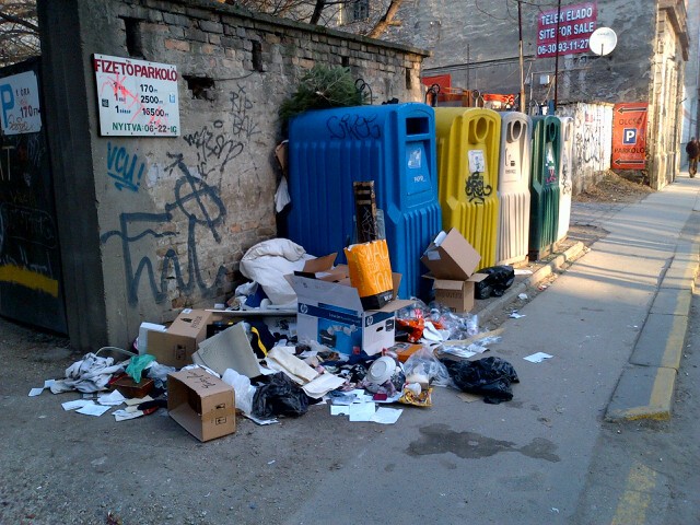 A fővárosi vezetés tehetettlensége végett, ellep minket a szemét