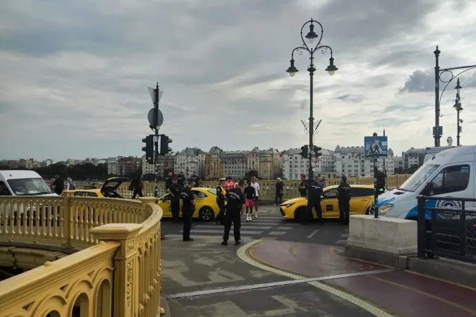 Araszoló taxisok fogták a közlekedést a Margit hídon és az Andrássy úton