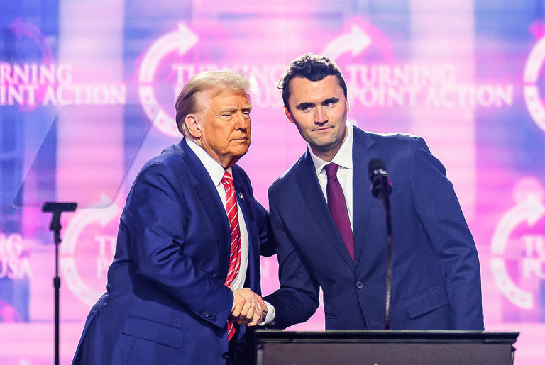 Intézkedéseket ígérnek azokkal a külföldiekkel szemben, akik Charlie Kirk halálát ünneplik az interneten