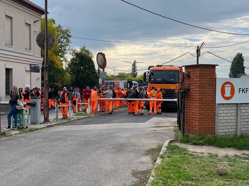 Káosz Budapesten leállt a szemétszállítás, a taxisok is tüntetnek!