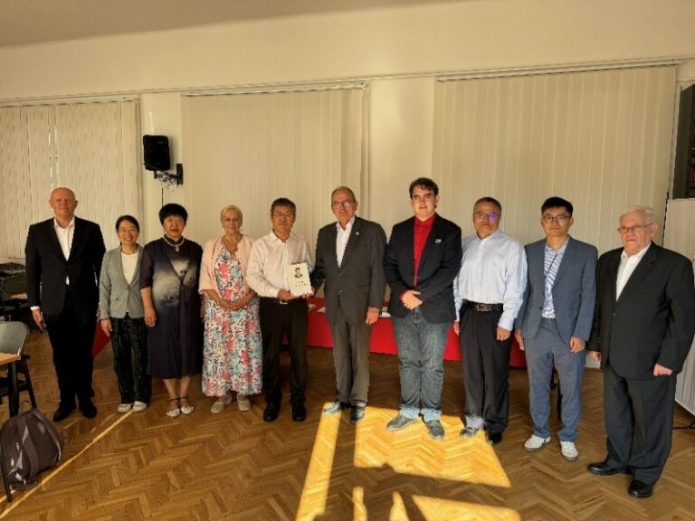 Kínai tudósok a Munkáspártnál