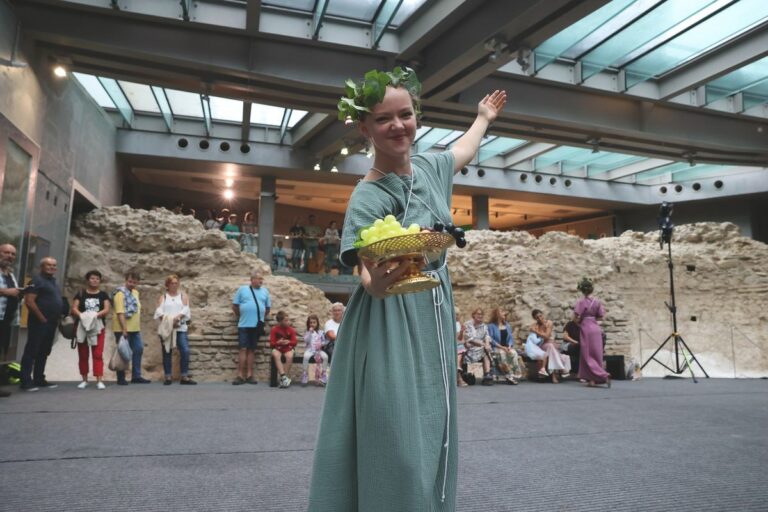 Hagyományőrző bemutató a Római Fesztiválon, a Naiades Danubianae együttes is fellépett. Fotó: Löffler Péter