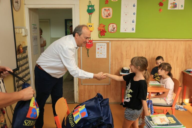 Berlinger Attila személyesen adta át az ajándékokat az elsősöknek. Fotó: Makovics Kornel