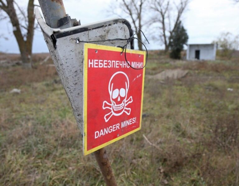 "A becslések szerint a háború eddig több mint 10 millió tonna ilyen típusú hulladékot termelt..."