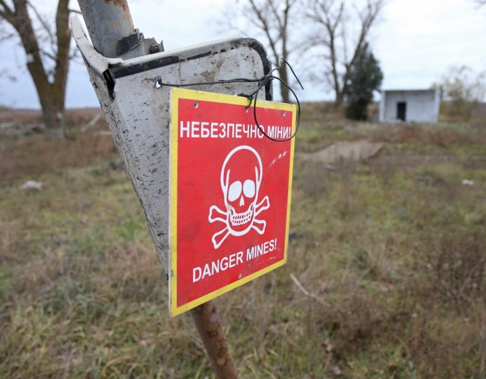 "A becslések szerint a háború eddig több mint 10 millió tonna ilyen típusú hulladékot termelt..."