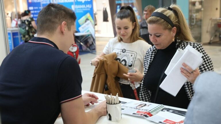 Az őszi állásbörze minden korosztály számára hozhat jó elhelyezkedési lehetőségeket, megtalálhatják a számításukat a munkaerőt kereső cégek is Fotó: Kovás Liliána / Forrás: MW