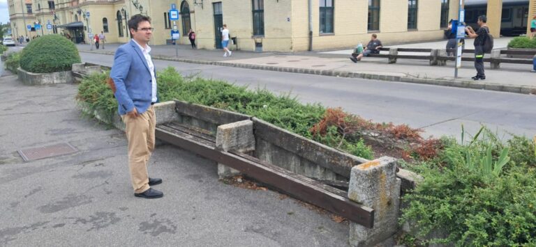 Barkóczi Csaba: szégyenteljes állapotok várják a Pécsre érkezőket. Fotó: a képviselő FB-oldala.