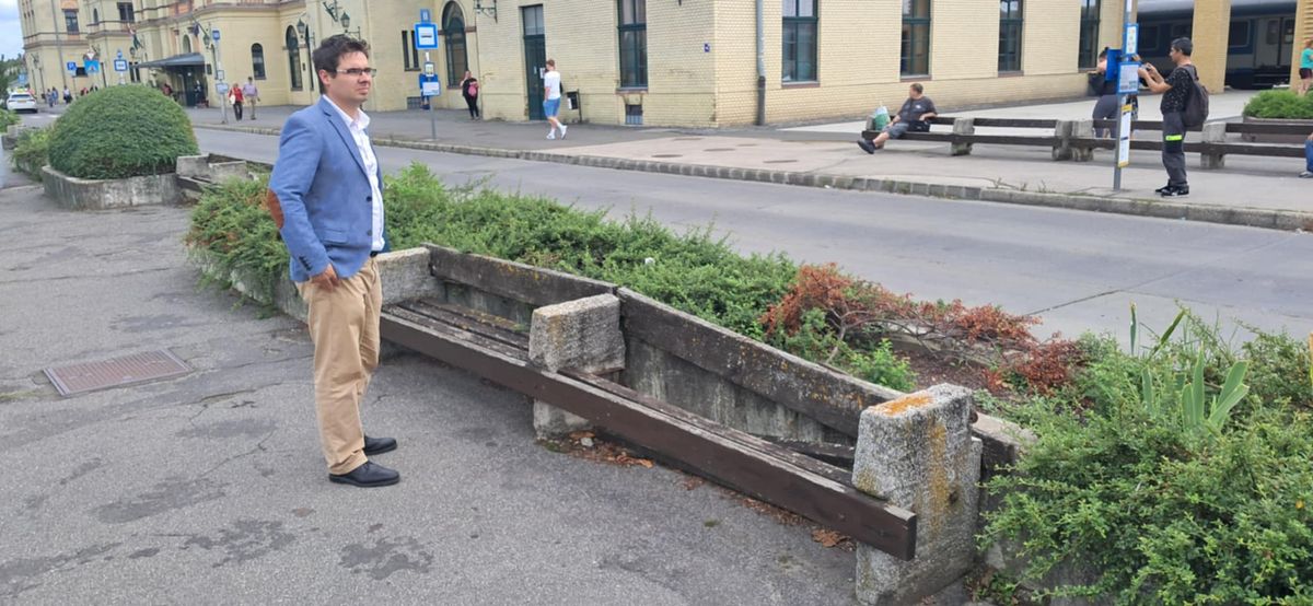 Barkóczi Csaba: szégyenteljes állapotok várják a Pécsre érkezőket. Fotó: a képviselő FB-oldala.