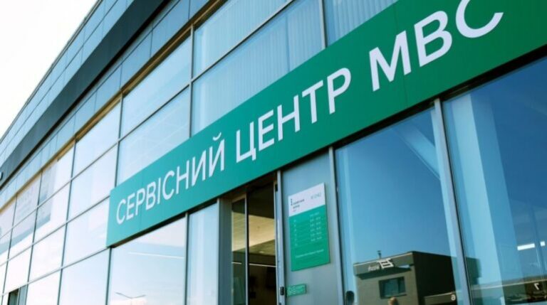 A hatóságok azonban a bevételek és kiadások összevetése után úgy vélik, hogy a család ekkora vagyont nem szerezhetett volna legális forrásból.