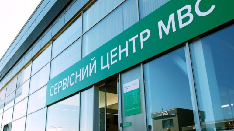 A hatóságok azonban a bevételek és kiadások összevetése után úgy vélik, hogy a család ekkora vagyont nem szerezhetett volna legális forrásból.