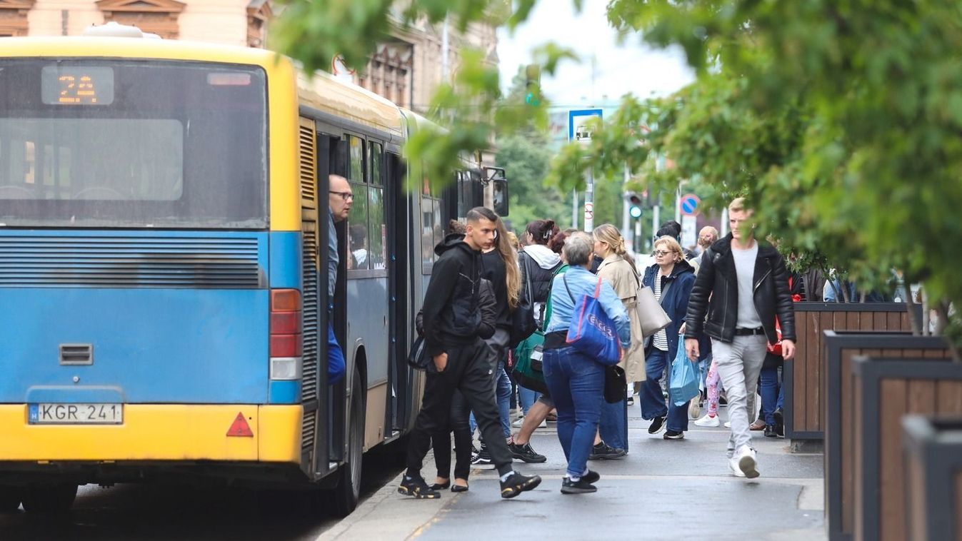 A buszon lévő jegylyukasztók állapotát kifogásolta olvasónk Fotó: Kovács Liliána