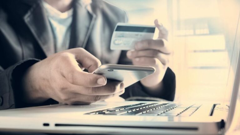 Online csalás Heves megyében. Néhány hét alatt 30 milliót bukott a gyanútlan befektető. Forrás: Shutterstock illusztráció