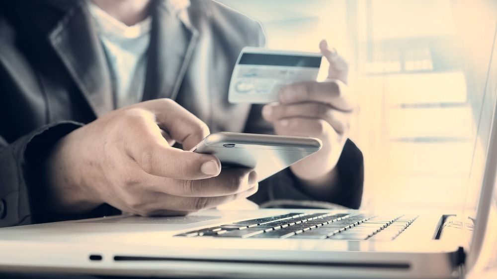 Online csalás Heves megyében. Néhány hét alatt 30 milliót bukott a gyanútlan befektető. Forrás: Shutterstock illusztráció