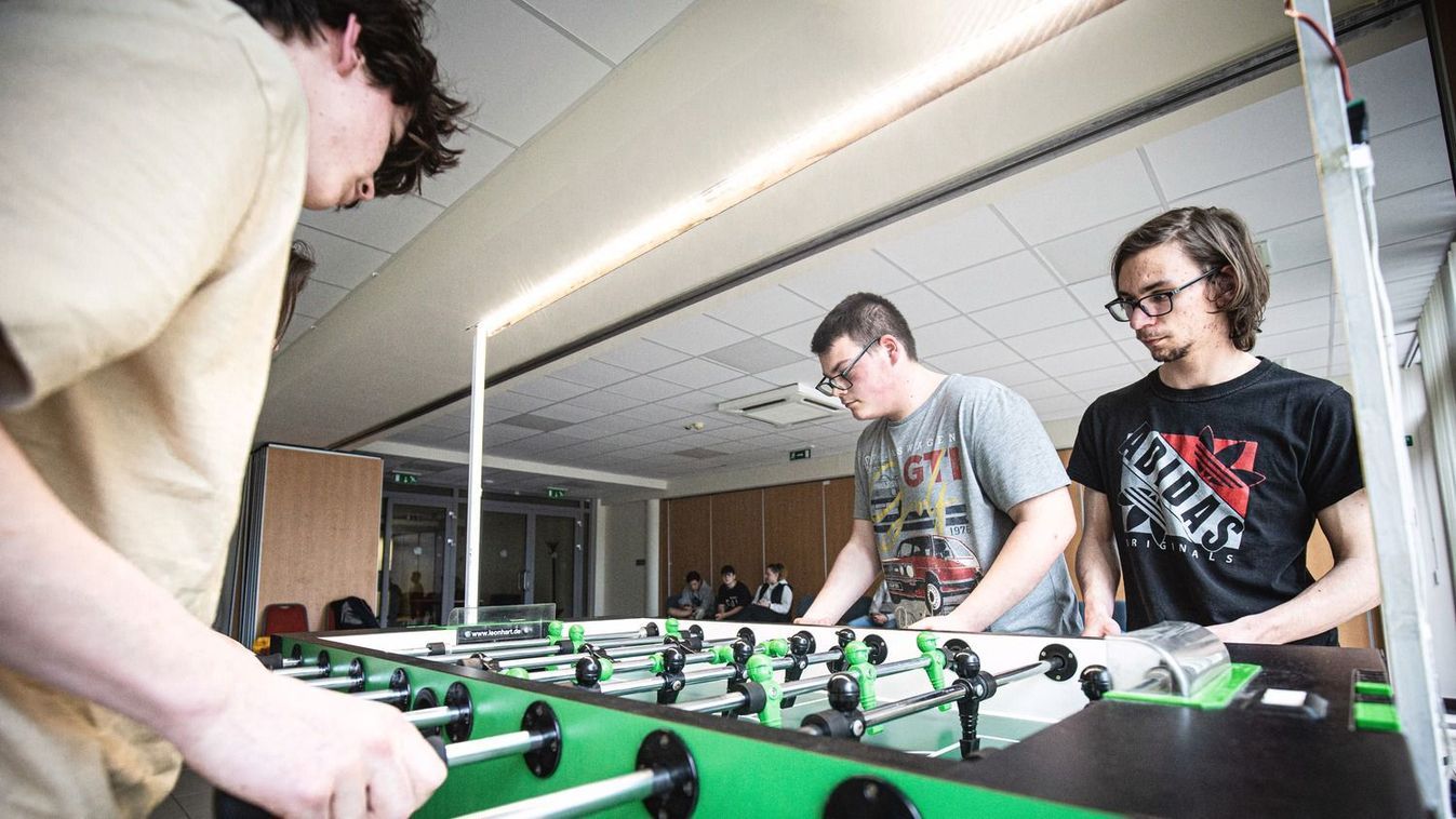 "...a résztvevők bowlingban, dartsban, sörpongban és csocsóban mérhetik össze ügyességüket..."