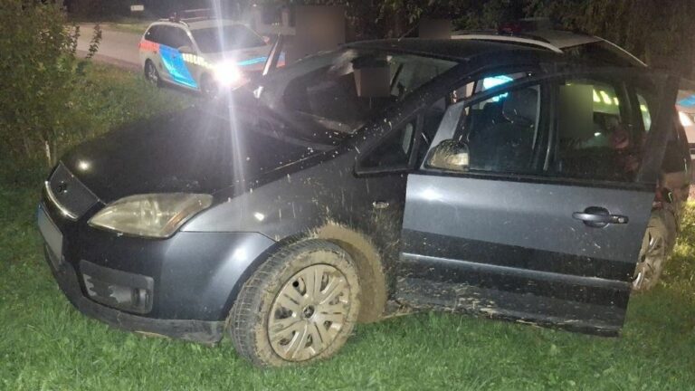 130 kg lopott dióval a csomagtartóban próbáltak menekülni. Forrás: police.hu