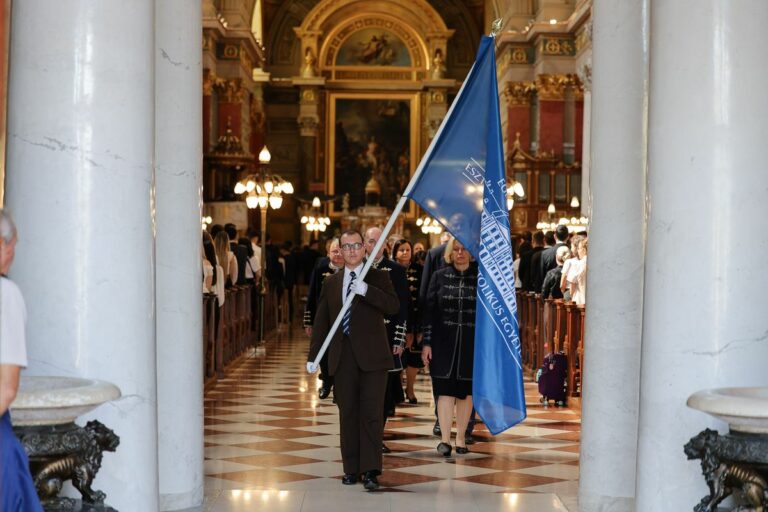 Szentmisével összekötött tanévnyitó volt a Bazilikában Fotó: Huszár Márk