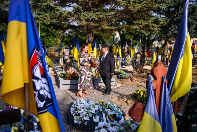 Az EP-képviselő hangsúlyozta, ma, amikor a világ számos országában a béke fontosságára emlékezünk, különösen lényeges, hogy a politikusok és diplomaták ne csak szavakban, hanem tettekben is a békét szolgálják.