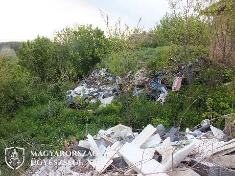 Hulladékkal töltötte fel a telkét a férfi