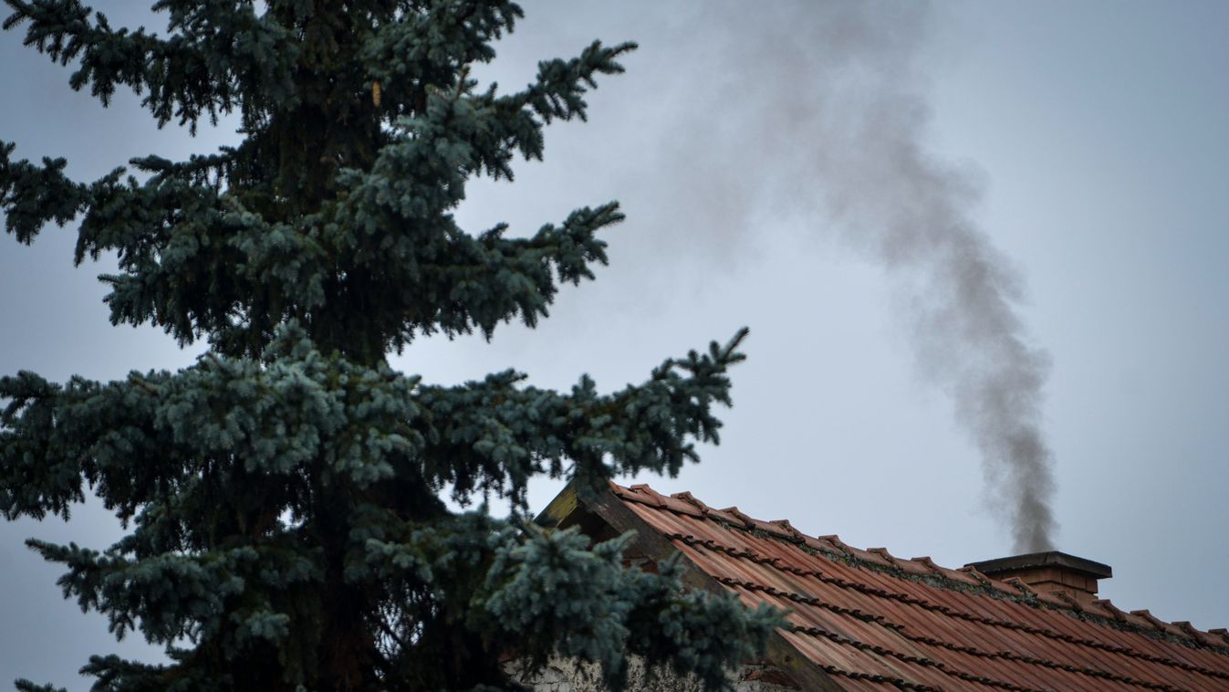 Beindult a fűtési szezon. Előfordul, hogy a szemét is eltüzelésre kerül a szomszédok nagy bánatára. Képen: füstölő kémény Fotó: Karnok Csaba KC Délmagyarország DM Fotó: Karnok Csaba