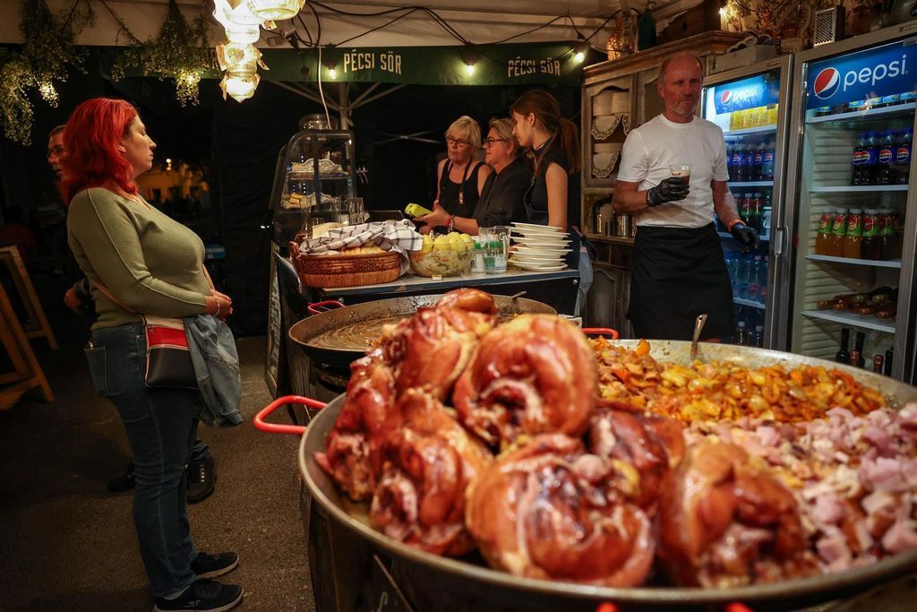 A Szekszárdi Szüreti Napokon rengeteg finomságot kóstolhattak meg a látogatók. Fotó: Mártonfai Dénes