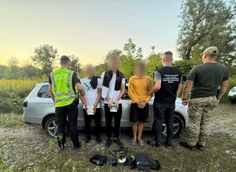 "...azt ígérte, hogy jól ismeri a határmenti övezetet, és gond nélkül átjuthatnak a szomszédos országba..."