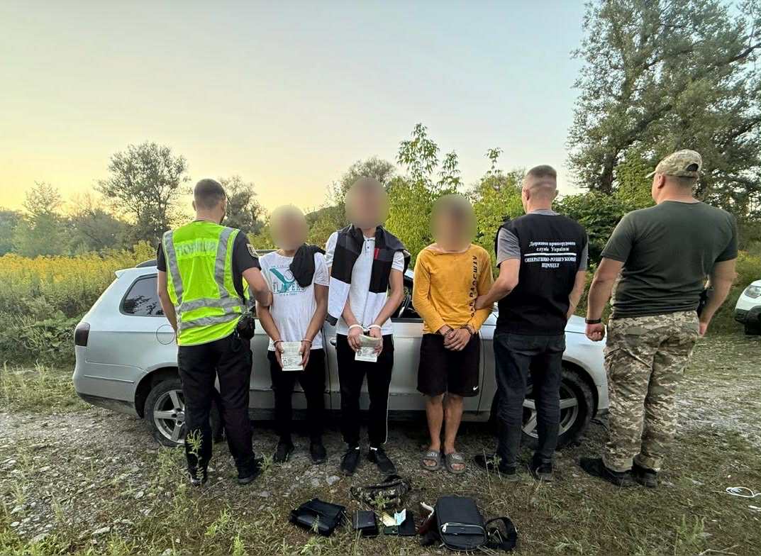 "...azt ígérte, hogy jól ismeri a határmenti övezetet, és gond nélkül átjuthatnak a szomszédos országba..."