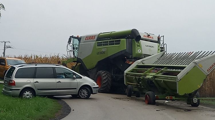 Kombájnok az utakon? Betakarítási időszakban nem ritka látvány, főleg Tolnában Forrás: Zombai Faliújság facebook