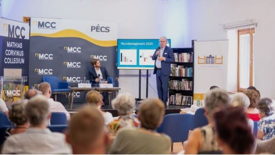 Oliver W. Lembcke Berlinben született 1969-ben. Politológiát, jogot és történelmet tanult a Kieli Egyetemen, majd a Jénai Egyetemen szerzett doktori fokozatot, ahol később a Hellmuth Loening Államtudományi Központ ügyvezető igazgatója volt.