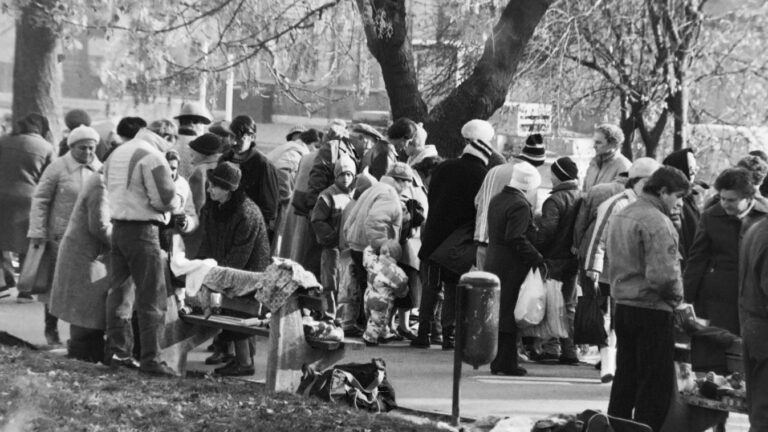 Rengetegen látogattal el a kaposvárri Lengyel piacra 1989-ben