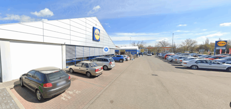 Tűz keletkezett egy hatvani áruházban Forrás: Google Maps