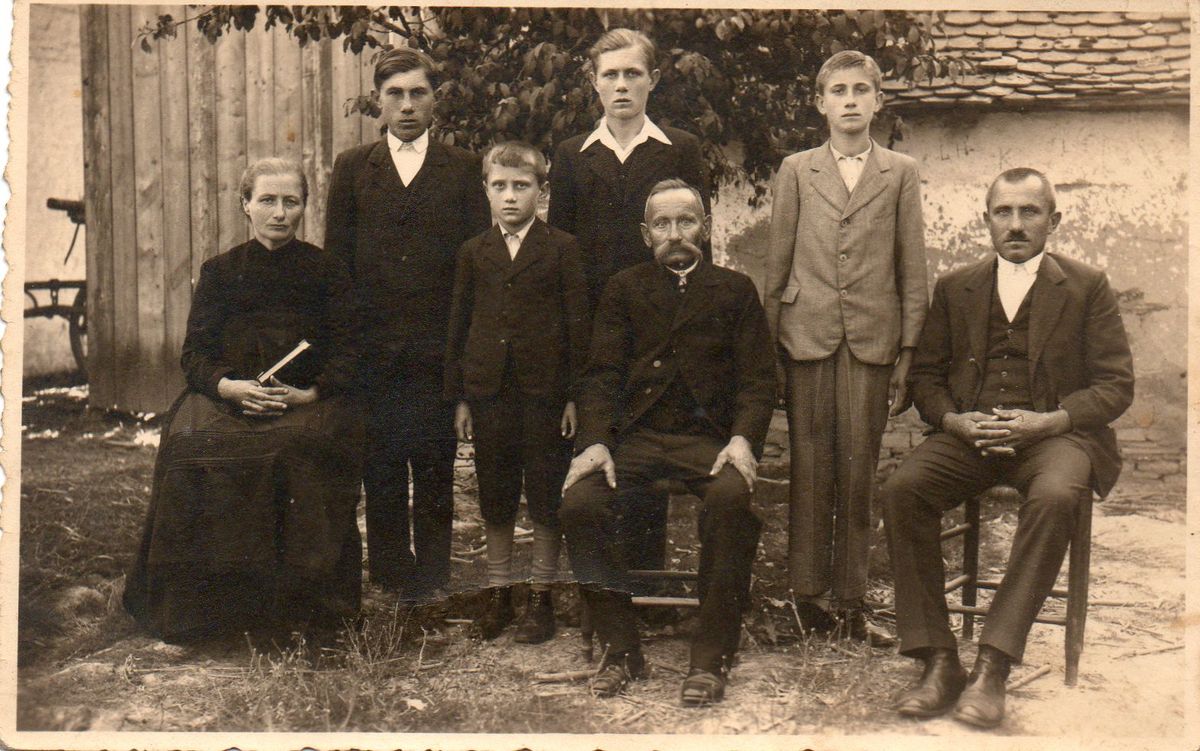 Családkép Lohnékról 1942-ből. Forrás: Beküldött fotó