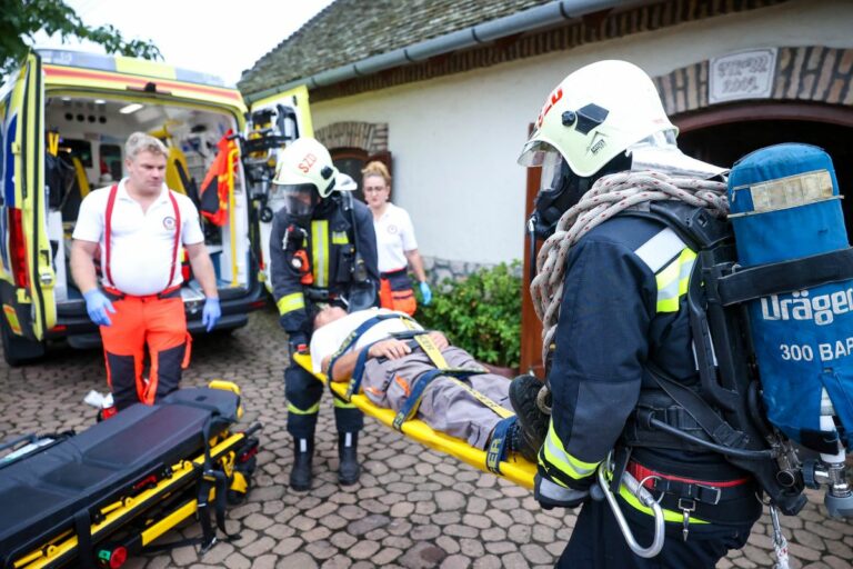 Mustgáz jelenlétében a tűzoltók is csak légzésvédelem mellett tudják felhozni a bajbajutottat. Fotó: Mártonfai Dénes