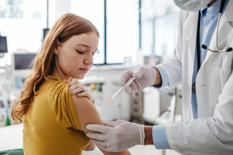 A HPV elleni oltást serdülőkorban érdemes beadatni, mielőtt a fiatal szervezet találkozna a vírussal Fotó: Halfpoint / Forrás: Shutterstock