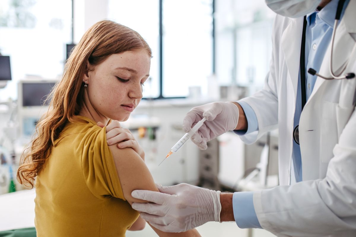 A HPV elleni oltást serdülőkorban érdemes beadatni, mielőtt a fiatal szervezet találkozna a vírussal Fotó: Halfpoint / Forrás: Shutterstock