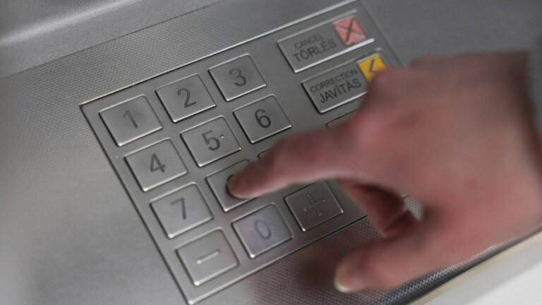 Az ingyenes készpénzfelvétel lehetősége megszűnt az OTP Banknál, bizonyos kártyatípusokra vonatkozóan. Forrás: MW Fotó: Huszár Márk